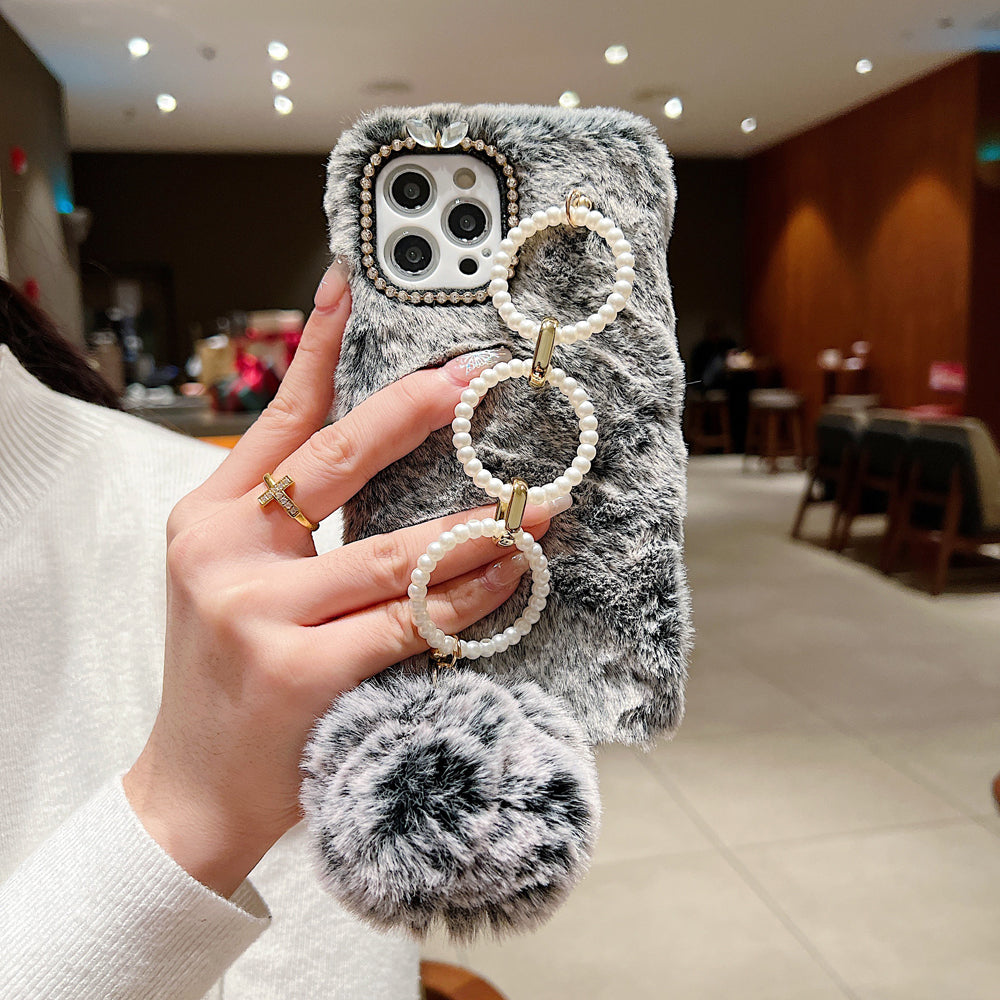 Luxury Winter Soft Furry Phone Case With Pearl Bracelet - iPhone 15